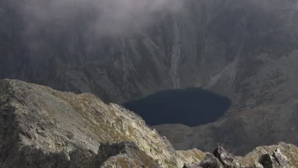 山の中で霧の中で湖のビュー スロバキアのハイタトラ国立公園でのタイムラプス4Kビデオ — ストック動画