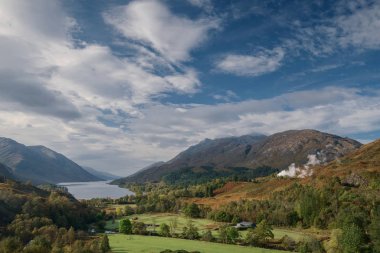 Viyadük üzerinde bir buharlı tren 