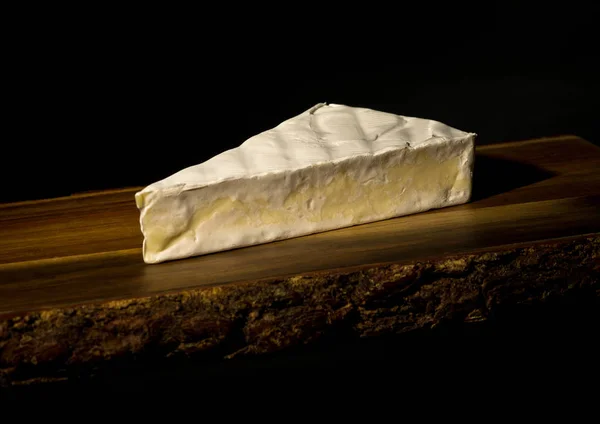 Käse auf einem Holzbrett — Stockfoto