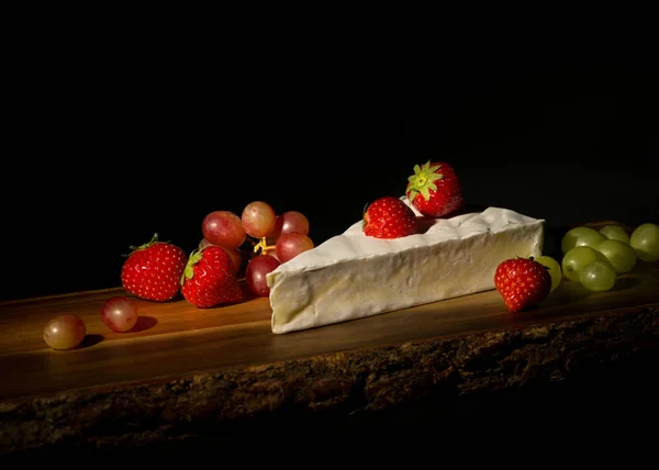 Сыр на деревянной доске — стоковое фото