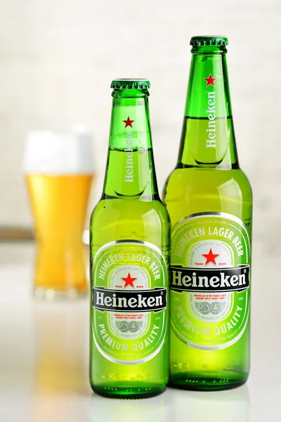 Пивные бутылки Heineken — стоковое фото