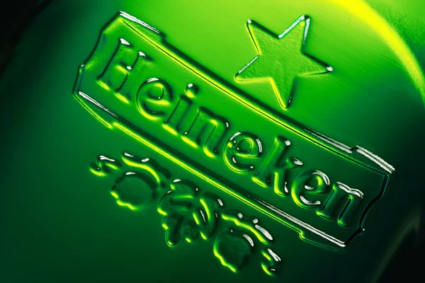 Логотип Heineken на бутылке — стоковое фото