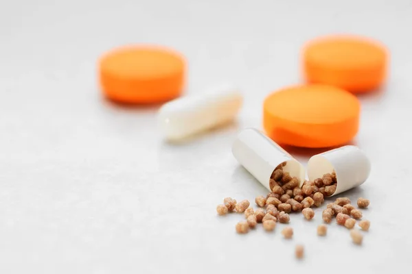 Haufen Pillen und Tabletten — Stockfoto
