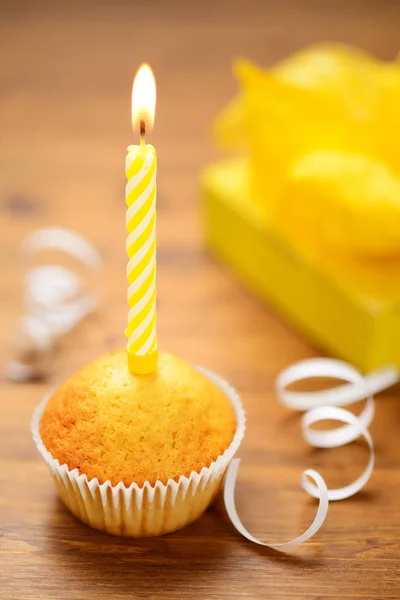 Gâteau d'anniversaire avec bougie — Photo