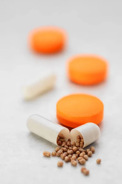 Montón de pastillas y tabletas — Foto de Stock