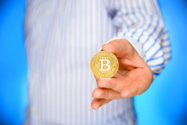 Men hold bitcoin — Stockfoto