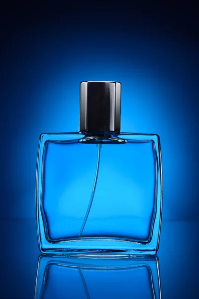 Синяя бутылка духов — стоковое фото