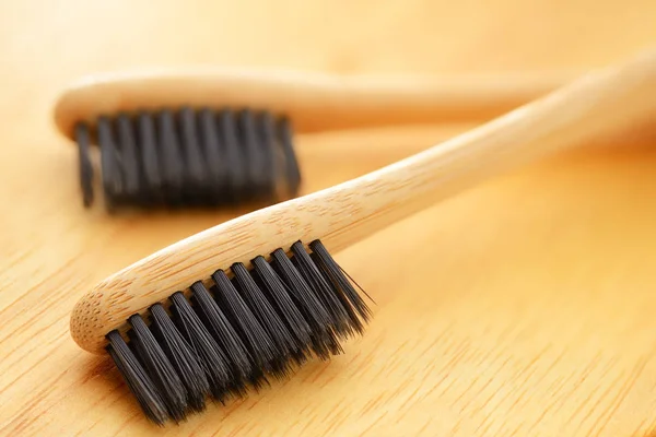 Escovas de dentes de bambu de madeira — Fotografia de Stock