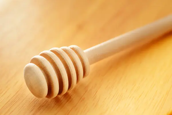 Honey dipper on yellow — Stock Photo, Image