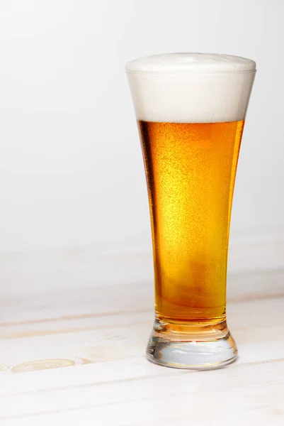Стакан пива на белом — стоковое фото