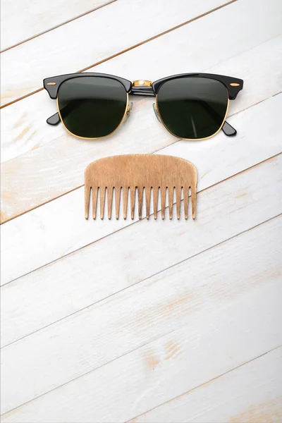 Pettine e occhiali da sole — Foto Stock