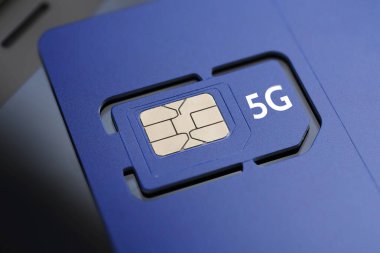 Menekşe Sim kartı önceden hazırlanmış mini, mikro, nano boyutlar ve 5G metin.
