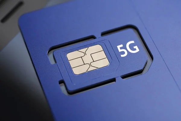 Violet SIM card pre-cuted mini, micro, nano sizes and 5G text. — ストック写真