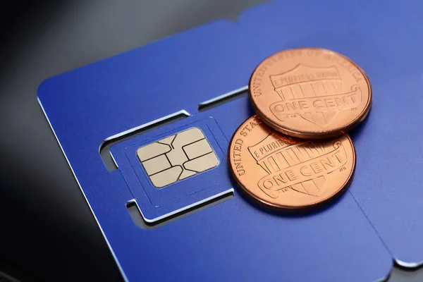 Sim karta pre-cuted mini, mikro, nano velikosti a jeden cent mince. — Stock fotografie