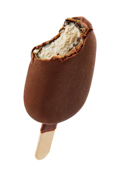 Picolé de sorvete de baunilha com revestimento de chocolate isolado — Fotografia de Stock