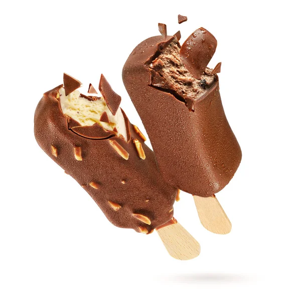 二つのかまれたチョコレートアイスアイスアイスアイスアイスポプシクルで絶縁コーティング — ストック写真