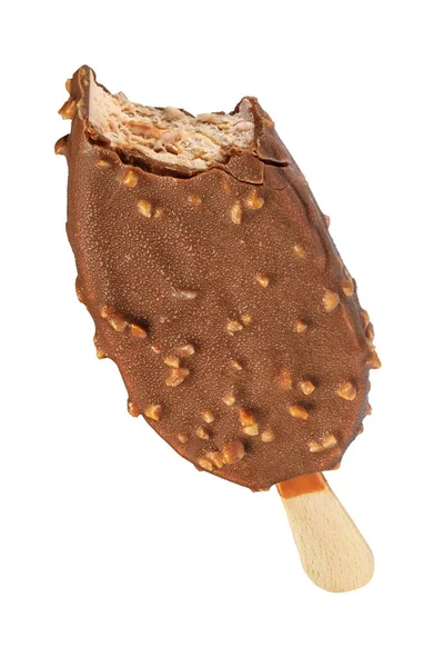 Изолированное мороженое с шоколадным покрытием и арахисом — стоковое фото