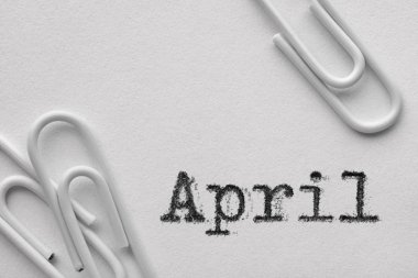 Nisan sözcüğüyle beyaz plastik ataçlar