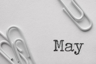 Mayıs kelimeli beyaz plastik ataçlar