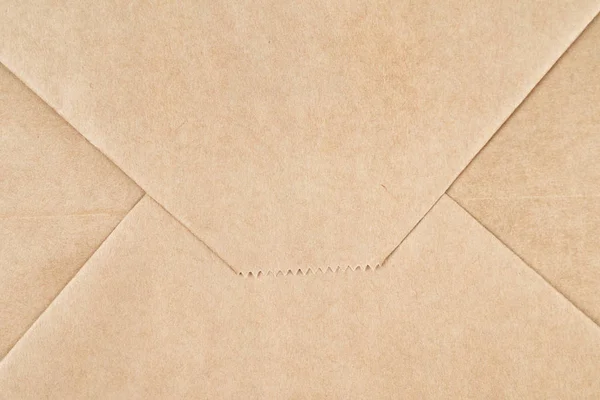Bruin ambachtelijke papieren textuur of achtergrond gevouwen als envelop — Stockfoto