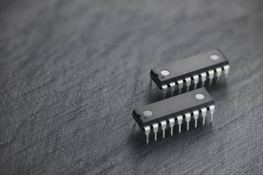 Siyah kayalık arka planda bütünleşik devre çipi