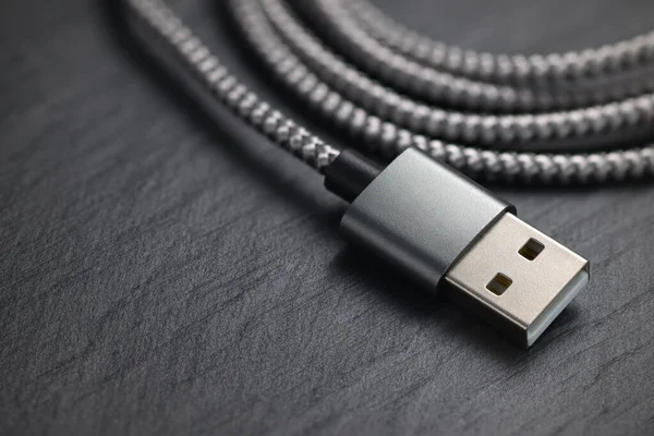 Usb τύπου Α βύσμα με καλώδιο στο μαύρο βράχο. — Φωτογραφία Αρχείου