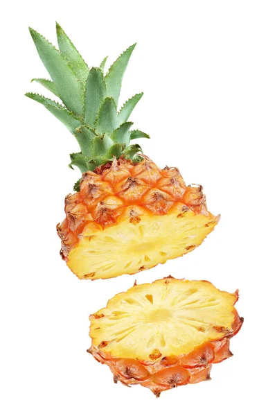 Un ananas dimezzato e due fette isolate su bianco — Foto Stock