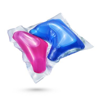 Çamaşır deterjanı kapsülü beyaza izole edilmiş 