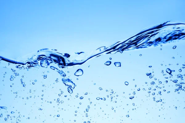 Levegő buborékai a kék víz alatt és hullám vagy fröccsenés — Stock Fotó