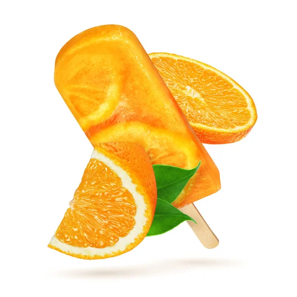 Žlutý zmrzlinový nanuk s pomerančovými plátky izolovaný — Stock fotografie