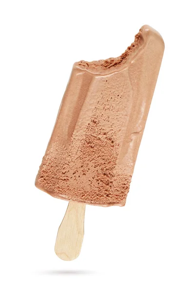 Ghiacciolo gelato al cioccolato morso isolato su bianco — Foto Stock
