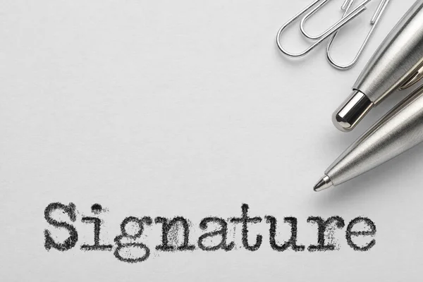 Firma stampata con macchina da scrivere, penna e graffette — Foto Stock