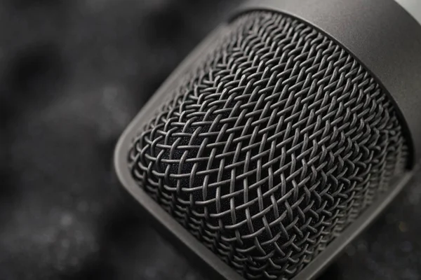 Серый студийный конденсаторный микрофон на черной мягкой пены — стоковое фото