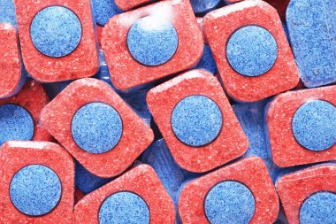 Kırmızı ve mavi bulaşık deterjan tabletleri yığını. Üst görünüm