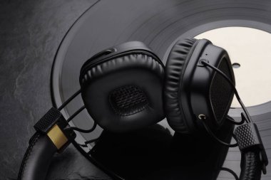 Plak kayıtlarında kulaklıkla ya da kulaklıkla. Siyah arka plan. Yakın çekim.