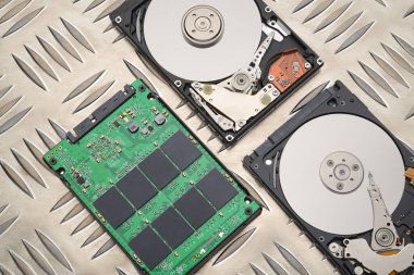 HDD ve SSD sabit diskleri aç, metal plaka üzerinde elmas desenli sabit diskler