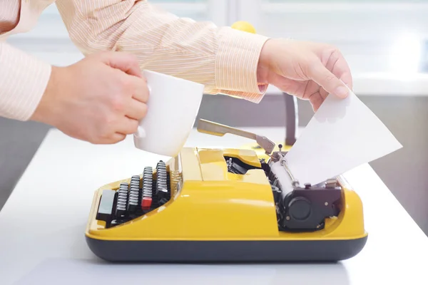 Mains Homme Avec Tasse Café Tapant Sur Machine Écrire Jaune — Photo