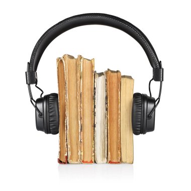Audiobook konsepti. Beyaz arkaplanda izole edilmiş kitap ve kulaklık yığını