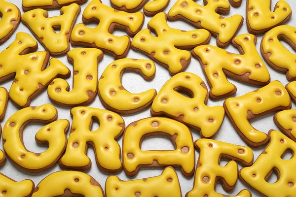 Haufen Hausgemachter Gelber Buchstaben Aus Lebkuchenhintergrund — Stockfoto