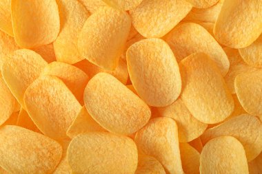 Yığın sarı gevrek patates cipsi arka plan veya doku