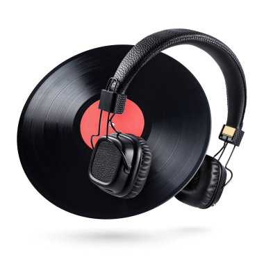 Kulaklıklar ve 12 inçlik plaklar beyaz arka planda izole edilmiş. 