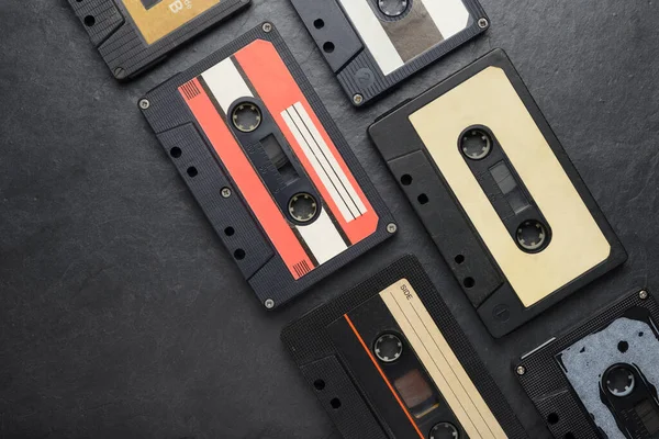 Oude Zwarte Audio Tape Compacte Cassettes Zwarte Leisteen Achtergrond — Stockfoto