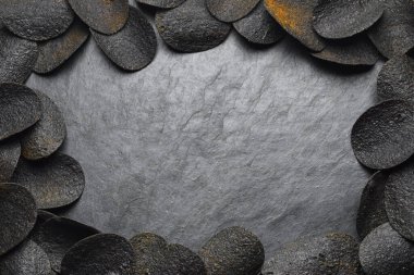 Siyah patates cipsi ve mürekkep balığı mürekkebi.