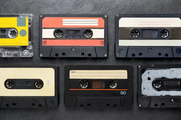 Oude Zwarte Audio Tape Compacte Cassettes Zwarte Leisteen Achtergrond — Stockfoto