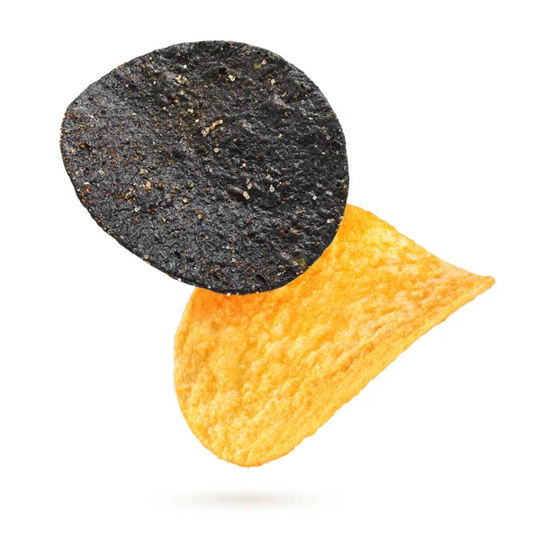 Zwei Kartoffelchips Schwarz Und Gelb Isoliert Auf Weißem Hintergrund Makroaufnahme — Stockfoto