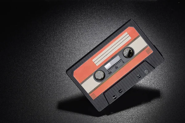 音频记录 深色背景的旧盒式磁带 — 图库照片