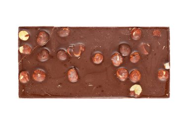 Beyaz arka planda fındıklı çikolata. Tam boyut, üst görünüm.