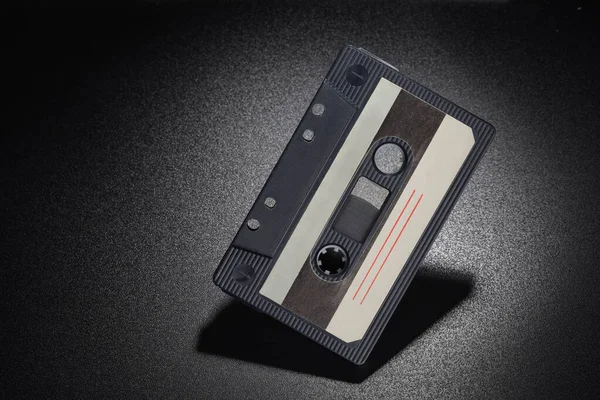 录音带 深色背景的黑色旧盒式磁带 复制空间 — 图库照片