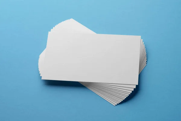 Mockup Van Witte Visitekaartjes Fan Stack Blauwe Textuur Papier Achtergrond — Stockfoto