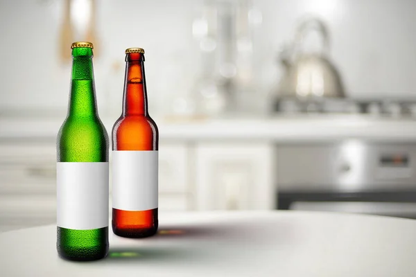 绿色和棕色啤酒瓶 长脖子 厨房内部贴有空白标签 — 图库照片